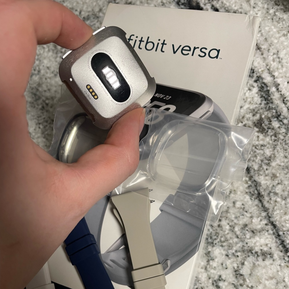 Fitbit Versa bundle - Picture 3 of 4